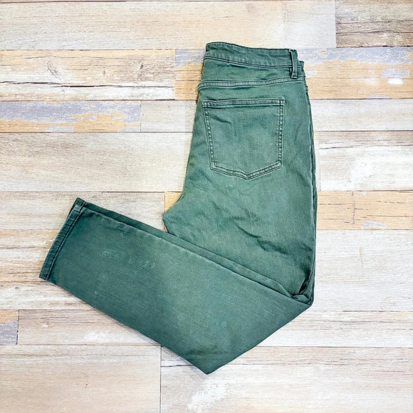 REITMANS High-Waisted Green Jeans (31P) – Petite Fit Denim * - Picture 3 of 10
